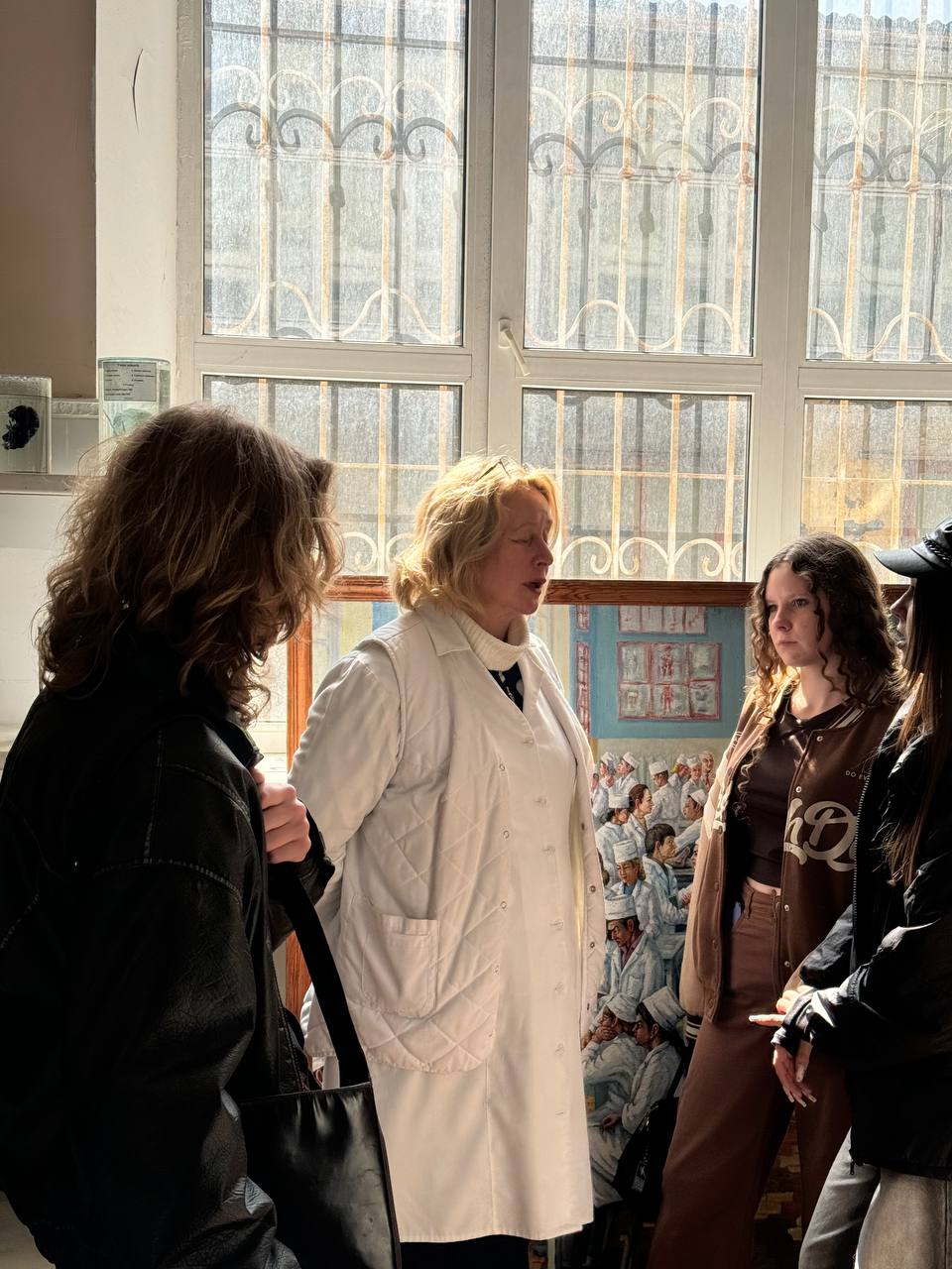 College students visit the anatomical museum