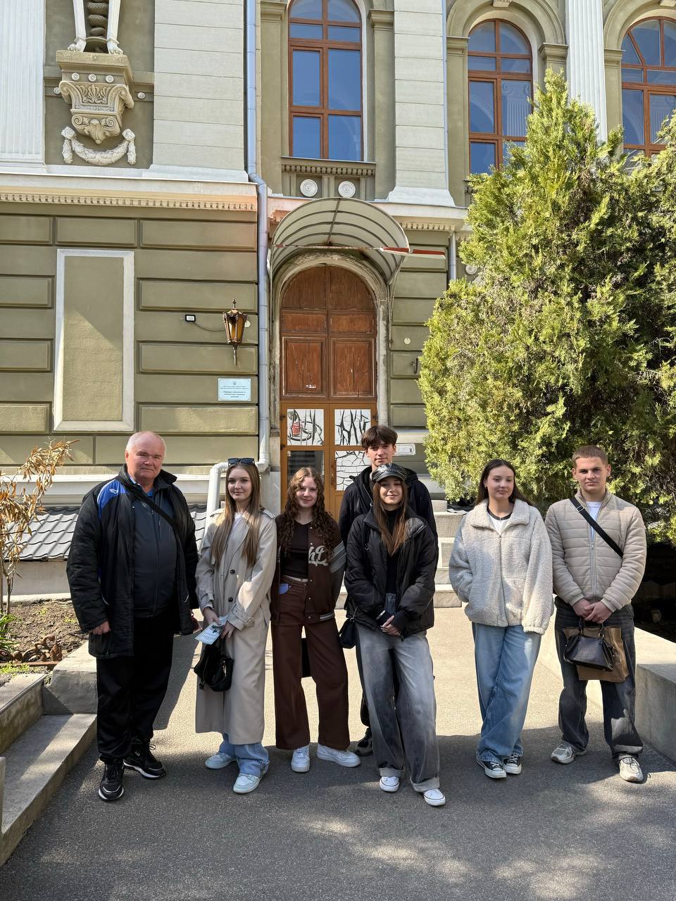 College students visit the anatomical museum