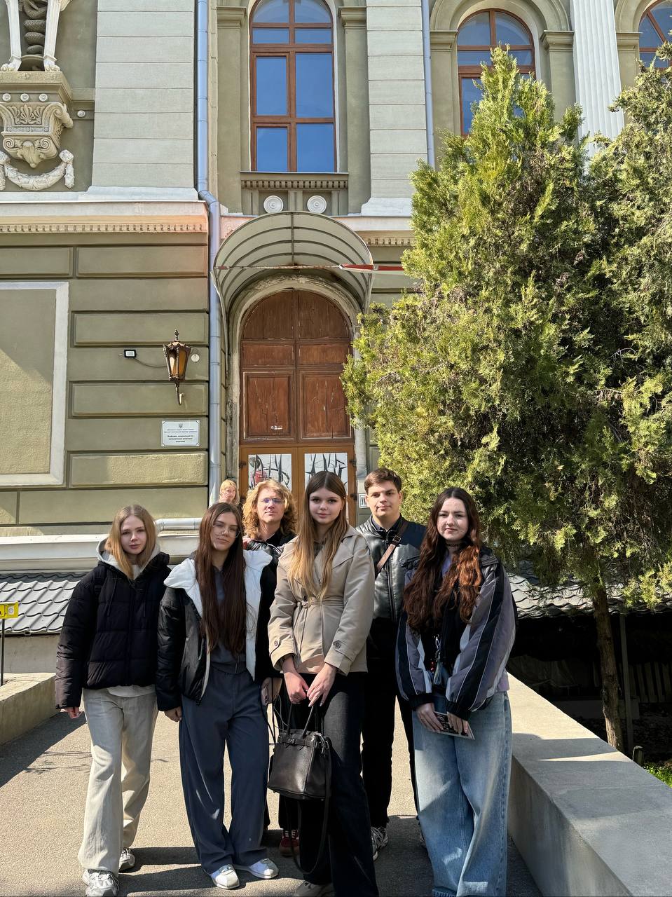 College students visit the anatomical museum